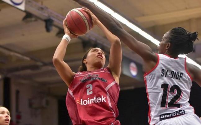 Tinara Moore, menos protagonista en la zona, trata de anotar ante la defensa del Flammes Carolo.