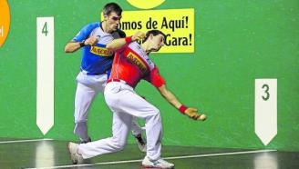 Altuna III levanta la pelota en los cuadros alegres ante la mirada de Ezkurdia en el partido de ayer.