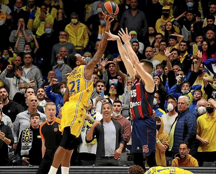 Nunnally tapona a Peters durante el duelo del pasado martes ante el Maccabi, en el que el Baskonia no pudo rematar la faena. Foto: Euroliga