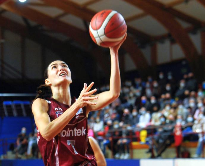 Belén Arrojo entra a canasta en un duelo con el Lointek Gernika.