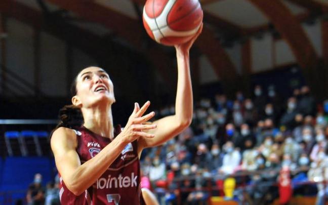 Belén Arrojo entra a canasta en un duelo con el Lointek Gernika.