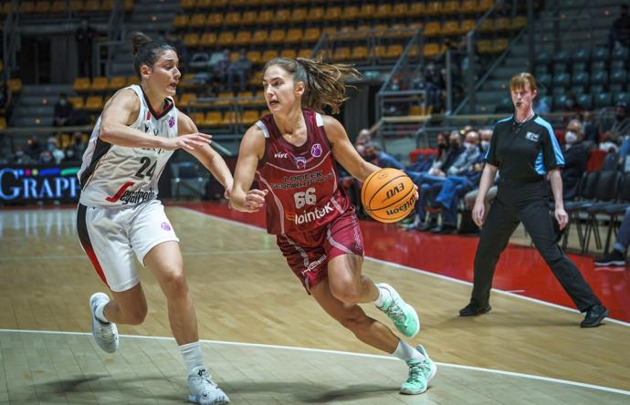 Rosó Buch trata de superar a Cecilia Zandalasini en el partido de ayer jueves.