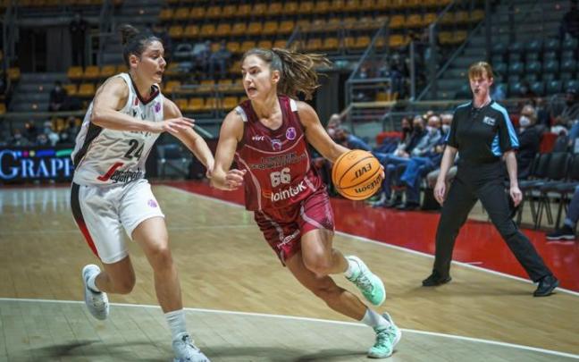 Rosó Buch trata de superar a Cecilia Zandalasini en el partido de ayer jueves.