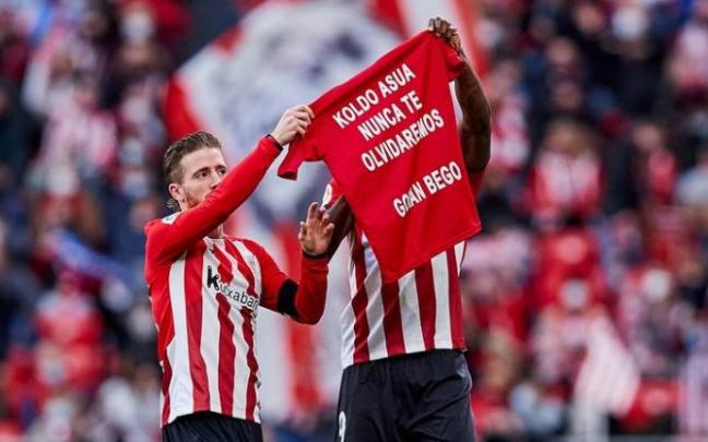 Iker Muniain e Iñaki Williams dedican el primer gol del Athletic a Koldo Asua.