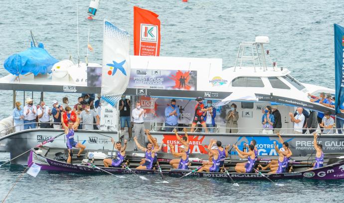 Los remeros de la 'Sotera', en un momento de la regata de ayer en Lekeitio.