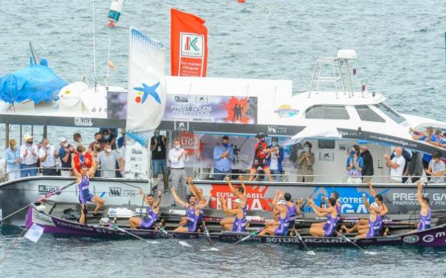 Los remeros de la 'Sotera', en un momento de la regata de ayer en Lekeitio.