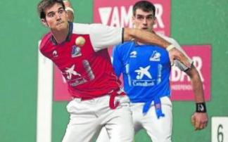 Zabaleta, concentrado, mira a la pelota ante la presencia de Ezkurdia.