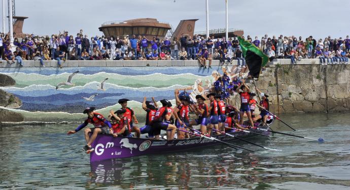 El pueblo de Santurtzi recibió en el puerto a sus campeones tras la conquista por parte de la 'Sotera' de su segunda Eusko Label Liga consecutiva.
