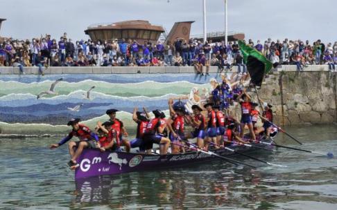 El pueblo de Santurtzi recibió en el puerto a sus campeones tras la conquista por parte de la 'Sotera' de su segunda Eusko Label Liga consecutiva.