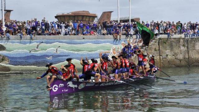 El pueblo de Santurtzi recibió en el puerto a sus campeones tras la conquista por parte de la 'Sotera' de su segunda Eusko Label Liga consecutiva. El pueblo de Santurtzi recibió en el puerto a sus campeones tras la conquista por parte de la 'Sotera' de su segunda Eusko Label Liga consecutiva.