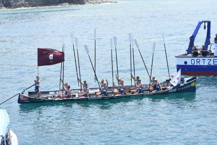 Los integrantes de la 'Bou Bizkaia' celebran la victoria en el Campeonato de Bizkaia.