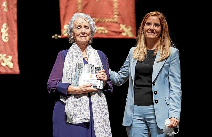 Mª Ángeles Mezquíriz, homenajeada, y Sara Fernández, alcaldesa.