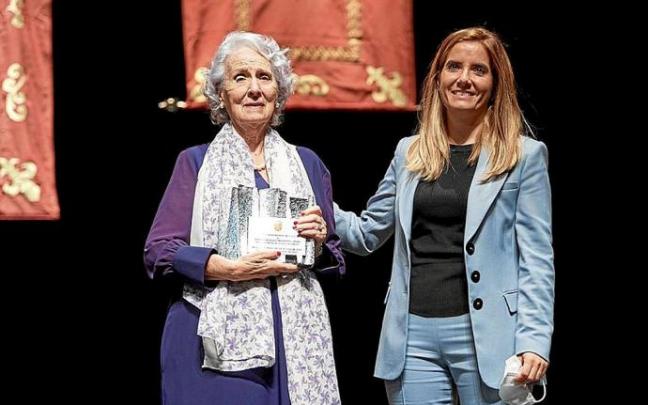 Mª Ángeles Mezquíriz, homenajeada, y Sara Fernández, alcaldesa. Mª Ángeles Mezquíriz, homenajeada, y Sara Fernández, alcaldesa.