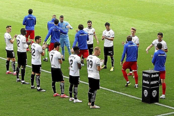 El Valencia hizo pasillo a la Real, recién proclamada campeona de Copa, el pasado curso. Foto: N.G.