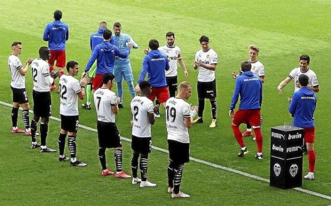 El Valencia hizo pasillo a la Real, recién proclamada campeona de Copa, el pasado curso. Foto: N.G.