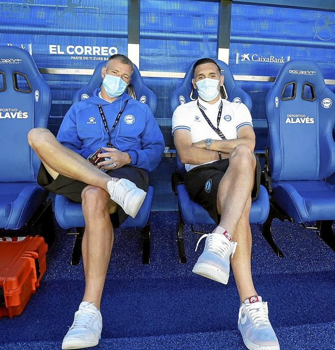 Lucas Pérez, a la derecha, conversa con Guidetti durante la previa del Alavés-Real Madrid del pasado sábado. Foto: Iñigo Foronda