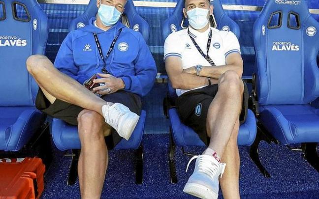 Lucas Pérez, a la derecha, conversa con Guidetti durante la previa del Alavés-Real Madrid del pasado sábado. Foto: Iñigo Foronda