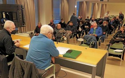 Marqués y Uzkudun, con los vecinos de Urola Garaia que acudieron a la charla.