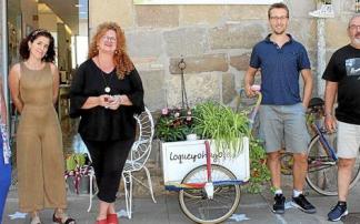 Mila Boj, Enara Lariz, Elena Carlos (impulsora), Aser Longás y Joaquín Grau, participantes en la iniciativa que ha llenado con su arte viejos escaparates de comercios cerrados.
