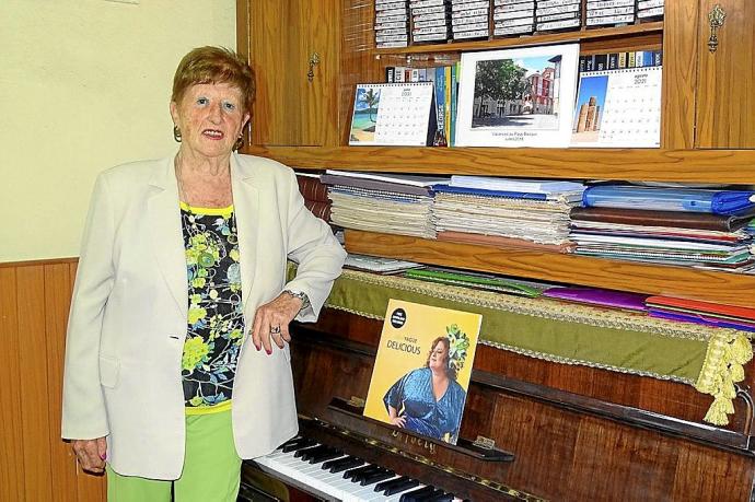 Jesusi Etxebarria junto al piano que ha enseñado a tocar a numerosas generaciones de alumnos.