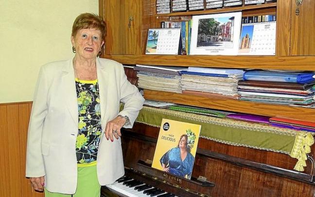 Jesusi Etxebarria junto al piano que ha enseñado a tocar a numerosas generaciones de alumnos. Jesusi Etxebarria junto al piano que ha enseñado a tocar a numerosas generaciones de alumnos.