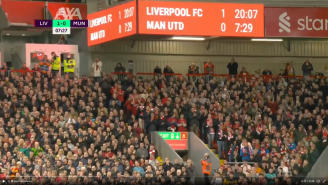 Estadio del Anfield cantando 'You'll Never Walk Alone' en honor a Cristiano Ronaldo