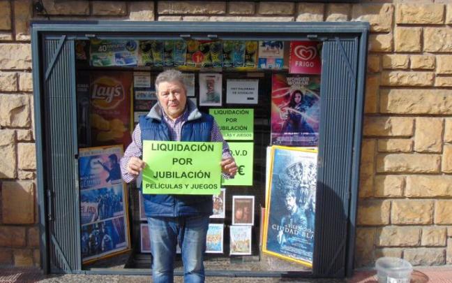 José López cerrará próximamente por jubilación el videoclub Films, negocio que abrió en 1984. José López cerrará próximamente por jubilación el videoclub Films, negocio que abrió en 1984.