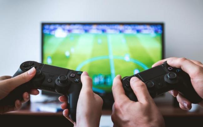 Dos personas jugando a videojuegos. Dos personas jugando a videojuegos.