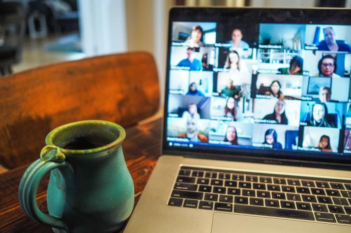 Las reuniones por videollamada generan un 20% menos de ideas creativas.