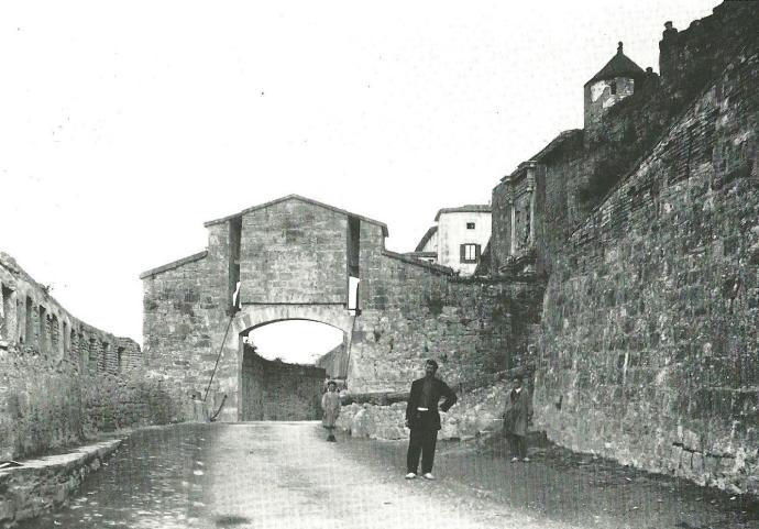 Foto: De Arazuri, J.J. "Pamplona, calles y barrios".