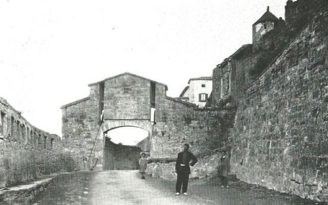 Foto: De Arazuri, J.J. "Pamplona, calles y barrios".