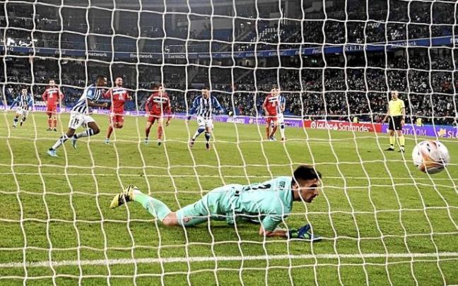 Oier Olazabal no pudo atrapar el penalti lanzado por Isak pese a adivinar el lado hacia el que chutó el sueco.