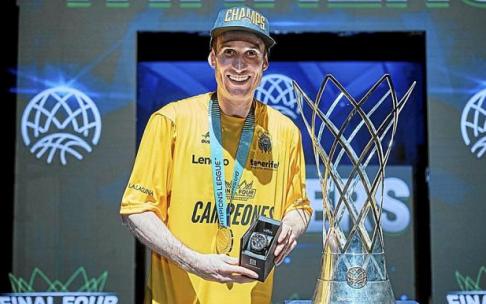 Huertas, junto al trofeo de campeón de la Basketball Champions League. Foto: FIBA