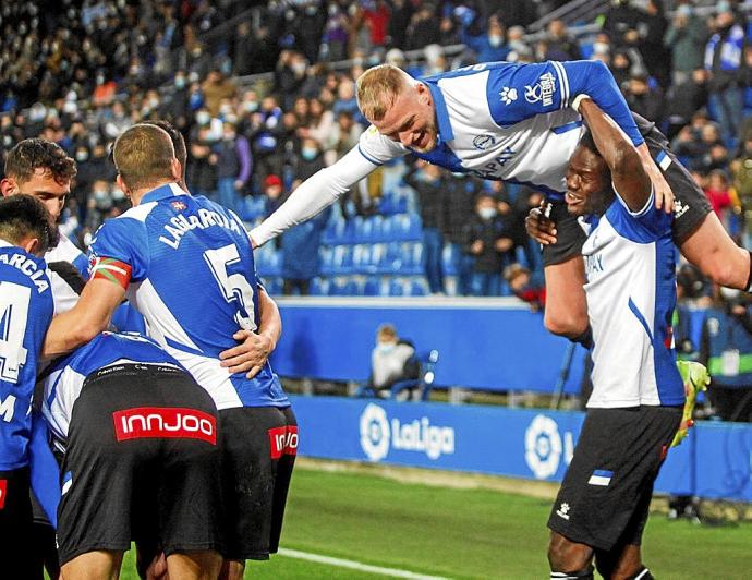 Los futbolistas del Alavés celebran el segundo tanto que le marcó Joselu Mato al Levante en Mendizorroza. Foto: Jorge Muñoz