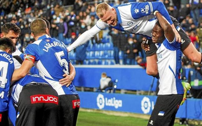 Los futbolistas del Alavés celebran el segundo tanto que le marcó Joselu Mato al Levante en Mendizorroza. Foto: Jorge Muñoz