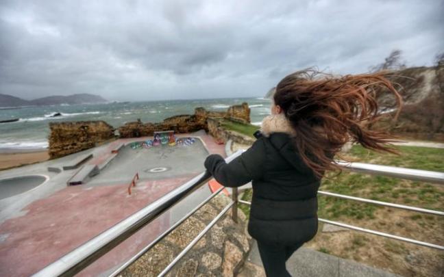 El aviso por viento estará activo hasta las cuatro de la tarde El aviso por viento estará activo hasta las cuatro de la tarde