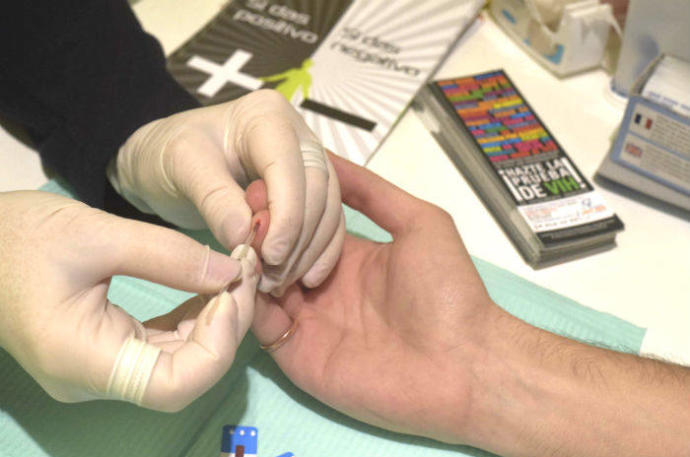 Un sanitario realiza un prueba de VIH