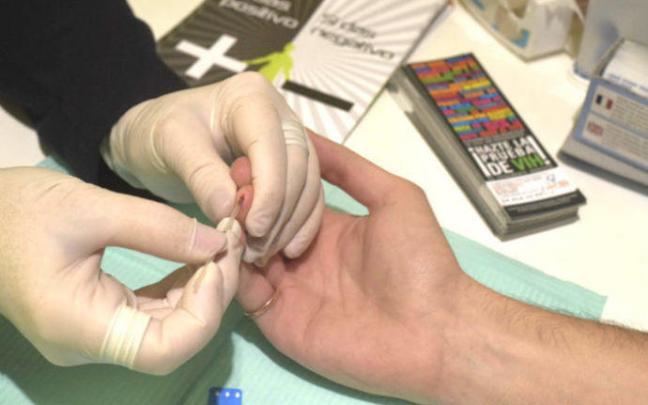 Un sanitario realiza un prueba de VIH Un sanitario realiza un prueba de VIH