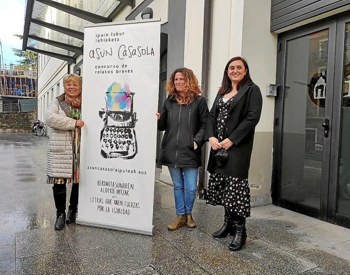 De izda. a dcha., Asun Casasola, Oihana Llorente y Joana Ochoteco, ayer frente al museo Oiasso.