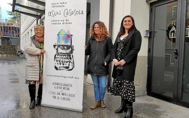De izda. a dcha., Asun Casasola, Oihana Llorente y Joana Ochoteco, ayer frente al museo Oiasso. De izda. a dcha., Asun Casasola, Oihana Llorente y Joana Ochoteco, ayer frente al museo Oiasso.
