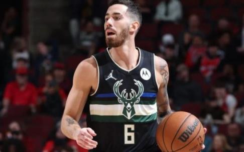 Luca Vildoza, durante su primer partido con los Bucks