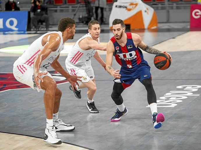 Vildoza protege el balón ante Carroll y Tavares en un partido de esta temporada. Foto: Jorge Muñoz