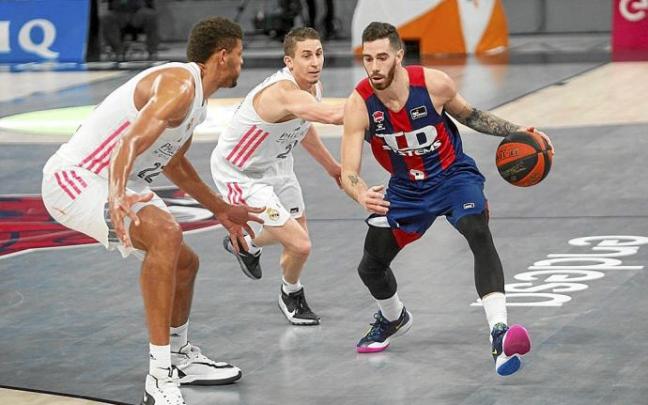 Vildoza protege el balón ante Carroll y Tavares en un partido de esta temporada. Foto: Jorge Muñoz