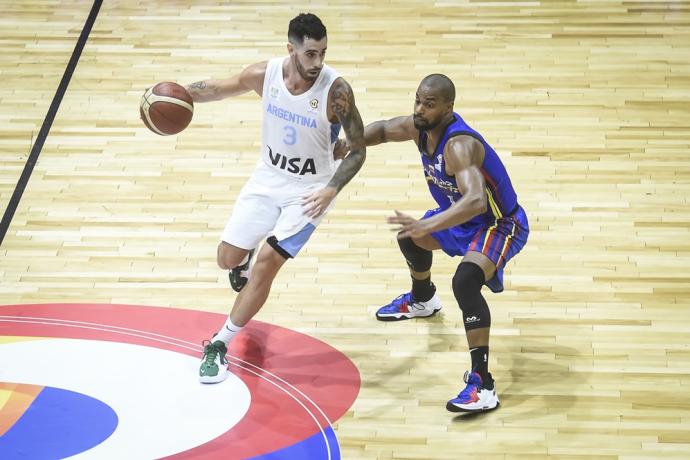 Vildoza maneja el balón durante la derrota de Argentina contra Venezuela