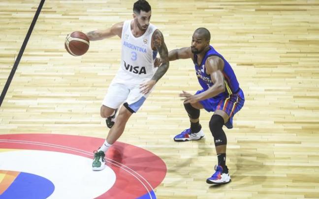 Vildoza maneja el balón durante la derrota de Argentina contra Venezuela