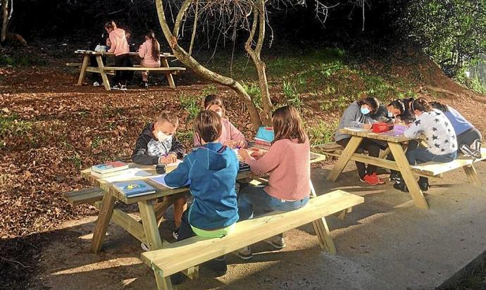 Alumnos y alumnas disfrutando de la nueva zona. Foto: N.G.