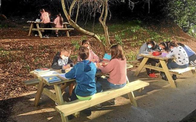 Alumnos y alumnas disfrutando de la nueva zona. Foto: N.G.