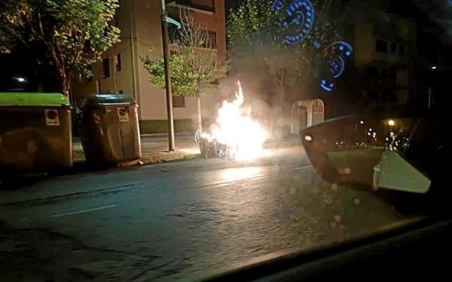 Un contenedor ardiendo en Villabona. Foto: N.G.