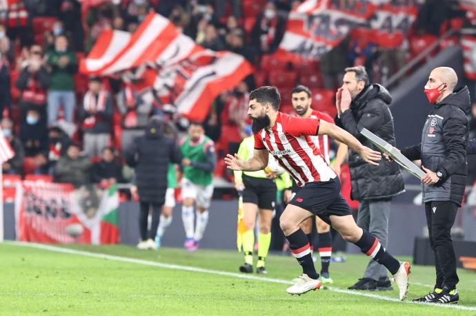 Villalibre entra al campo en un partido en San Mamés.