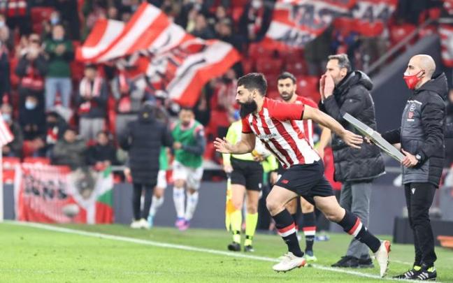 Villalibre entra al campo en un partido en San Mamés.